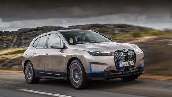 Jaunais BMW iX krosovers pārsteidz ar tehniskiem risinājumiem