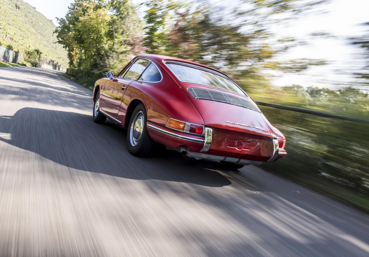 Porsche 911 gadiem ilgi gulēja kā akmens upes gultnē. Kāds no ādas izlīda, lai pārvērstu to par kolekcijas eksemplāru.