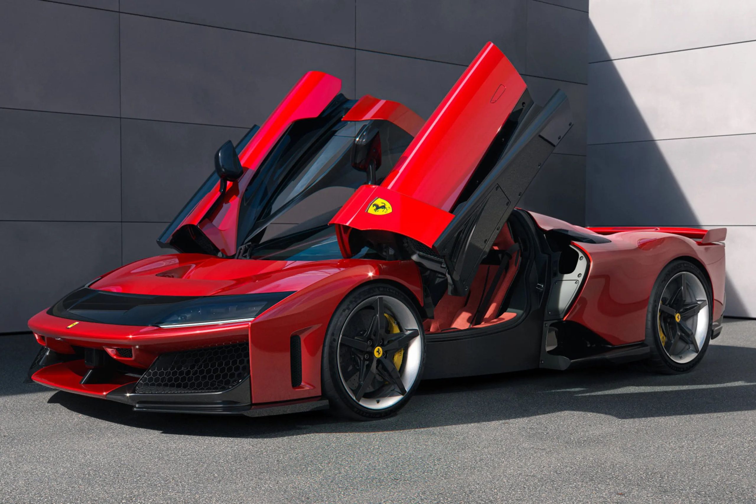 Ferrari atsakās no sensoro vadības, uzskatot to par kaitinošu: atgriežas pie tradicionālajām pogām.