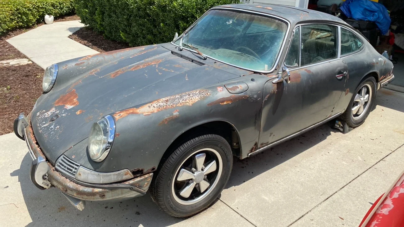 Porsche 911 gadiem ilgi gulēja kā akmens upes gultnē. Kāds no ādas izlīda, lai pārvērstu to par kolekcijas eksemplāru.