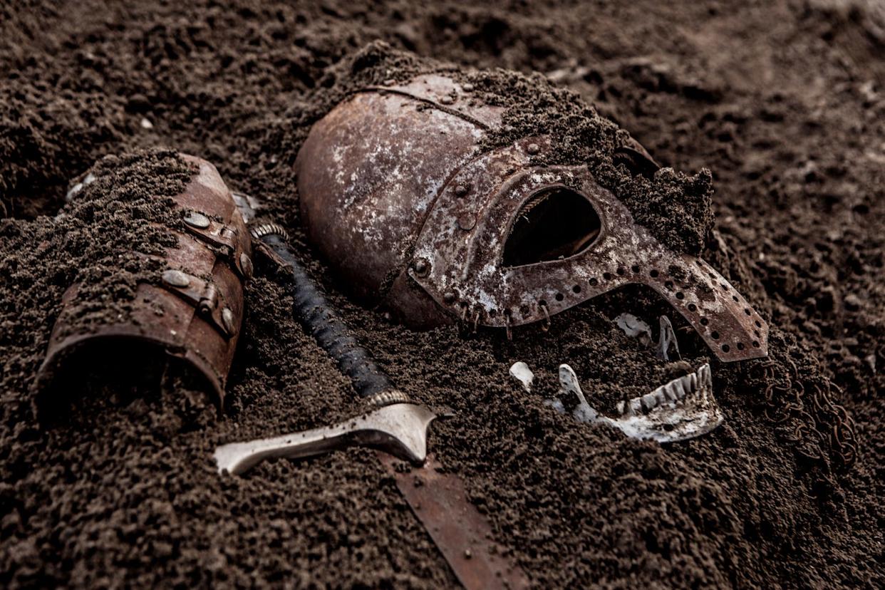 Viņš dodas pa taku ar savu metāla detektoru un atklāj IX gadsimta vikingu ciematu: priekšmetus, kas ir neatsveramas vērtības.