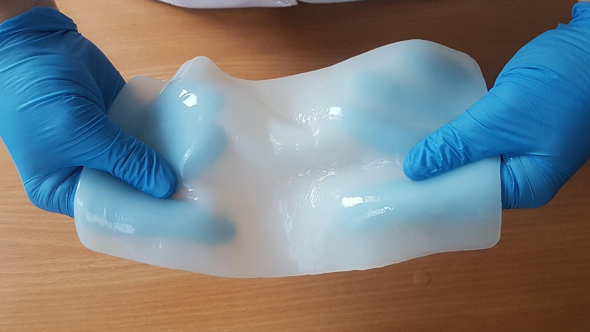 Šis jauns materiāls, ko ražo baktērijas, pēc izturības neatpaliek no metāla.
