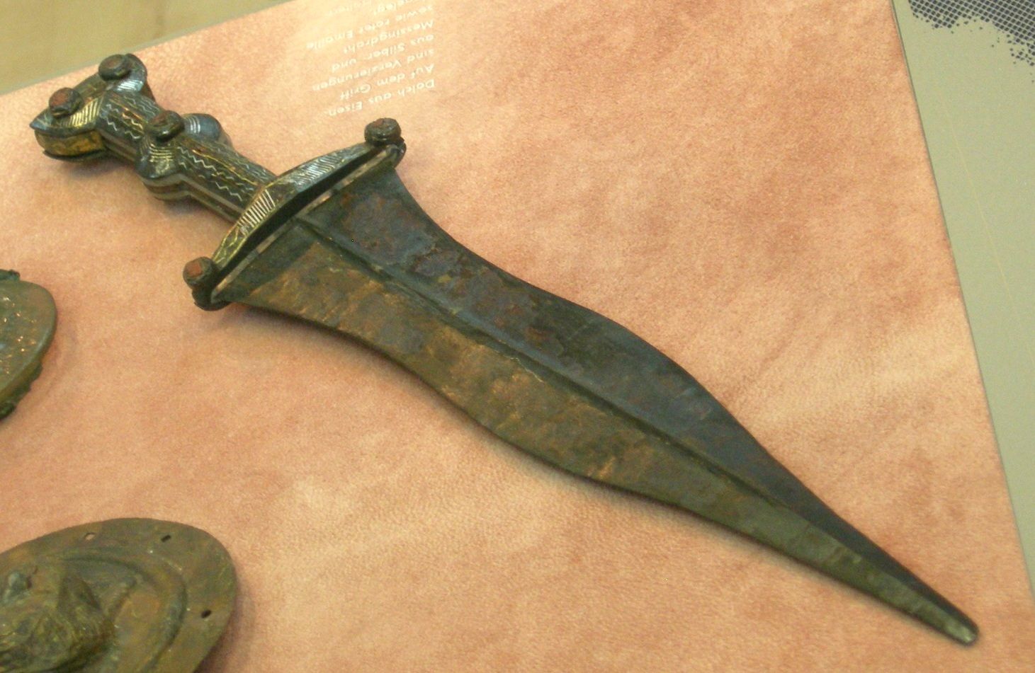 Monumentāls atklājums: amatieris ar metāla detektoru atrod divus Romas impērijas zobenus