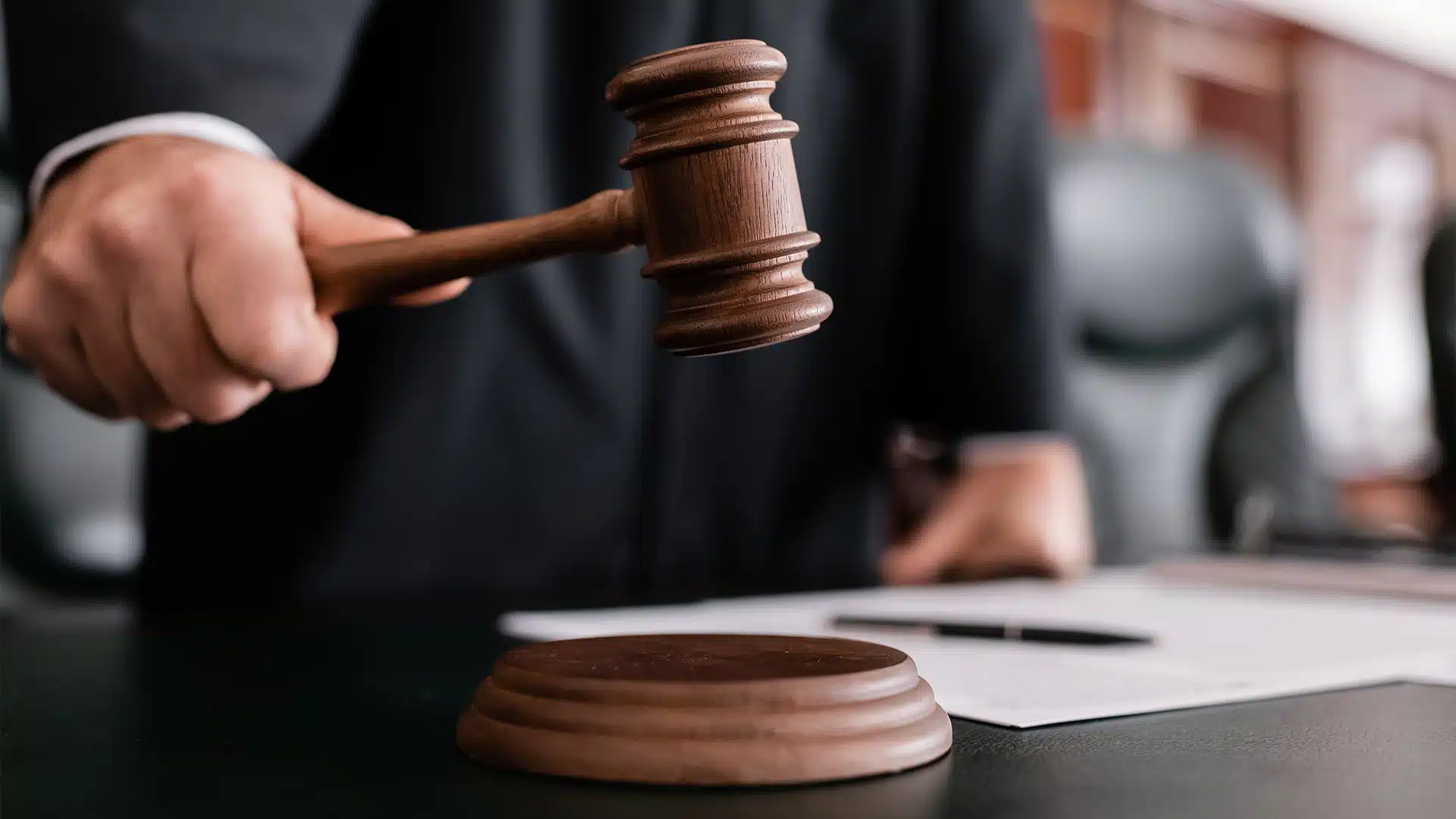 Loterijas biļešu pārdevējs lūdz izmaksāt viņam invaliditātes pabalstu, jo viņam ik pēc divām stundām jāiet uz tualeti. Sociālās apdrošināšanas dienests to noraida, un tiesa pieņem lēmumu.
