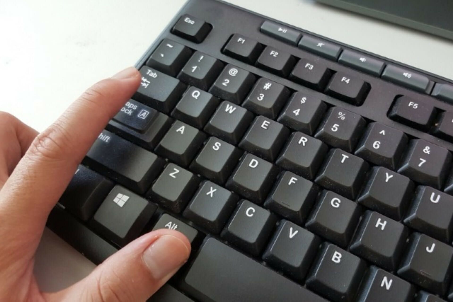 Maz kas zina, kādam nolūkam paredzētas mazās atzīmes uz F un J taustiņiem?