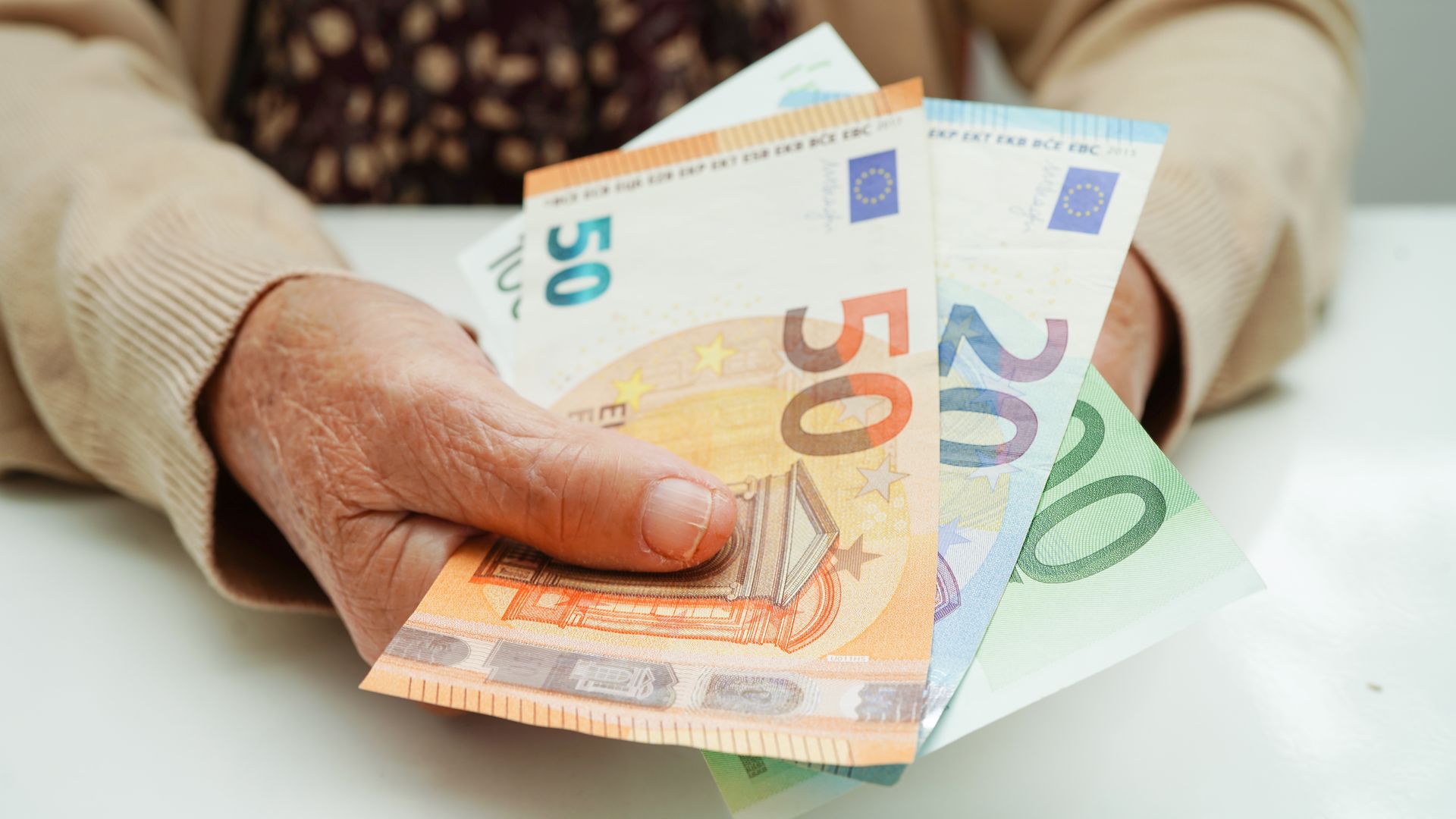 Pensionāram jāatmaksā 29 000 eiro no savas pensijas par to, ka viņš nopelnīja 180 eiro, strādājot: «Es vienkārši gribēju palīdzēt».
