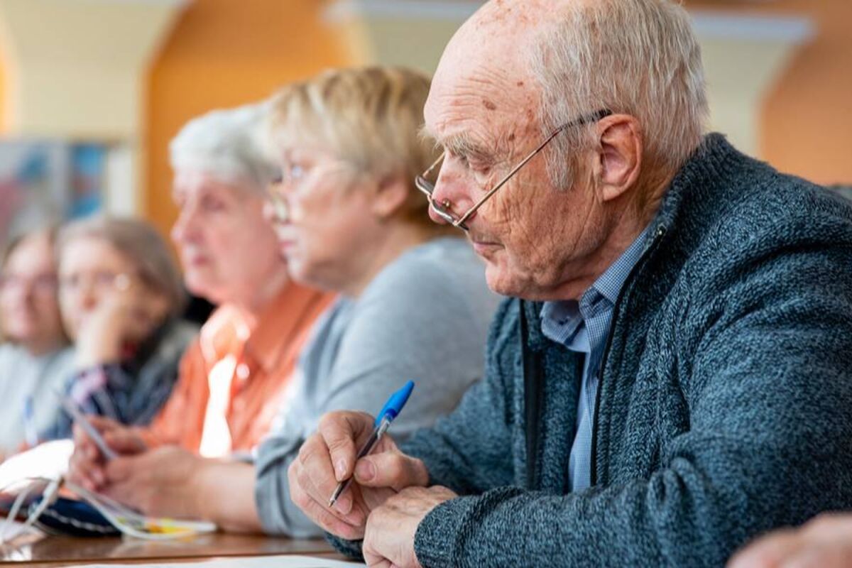 Nealgotais elektriķis strādāja tikpat cītīgi kā algotais darbinieks, taču viņa pensija liecina par pavisam citu situāciju.