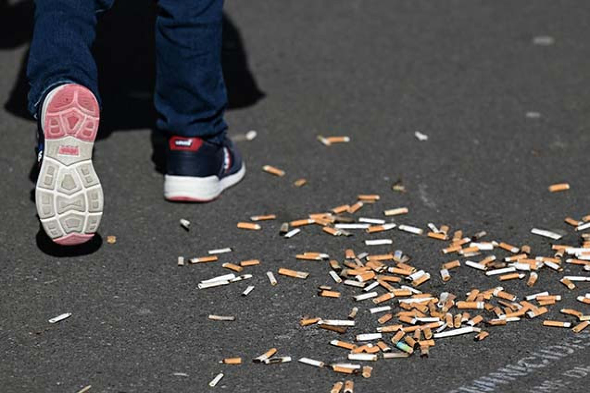 Latvijā vairs nemet cigarešu izsmēķus uz ietvēm: tagad tos izmet uz ceļiem.