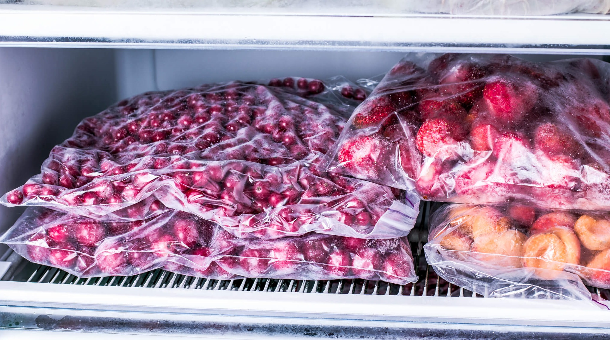 Daudzi pieļauj kļūdu: 10 produkti, kurus nekādā gadījumā nedrīkst sasaldēt, citādi jūs riskējat sabojāt ēdienu