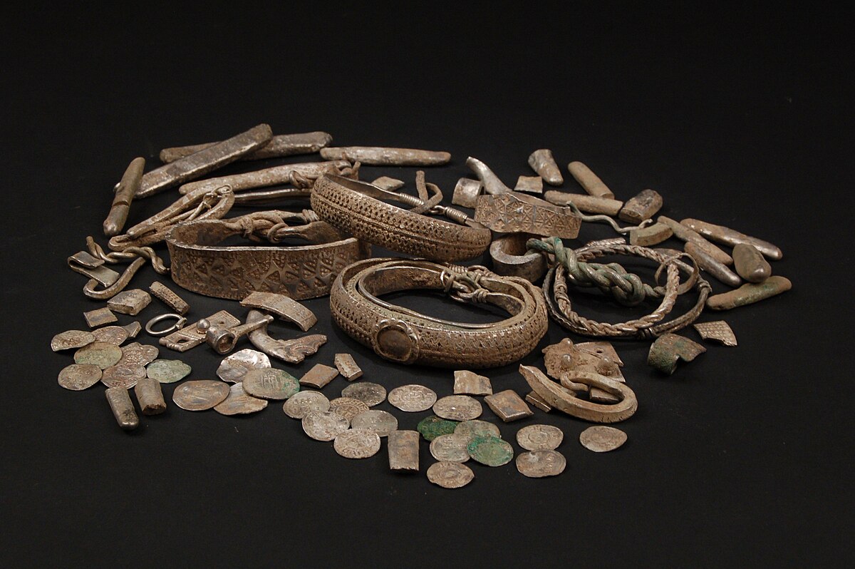 Viņš dodas pa taku ar savu metāla detektoru un atklāj IX gadsimta vikingu ciematu: priekšmetus, kas ir neatsveramas vērtības.