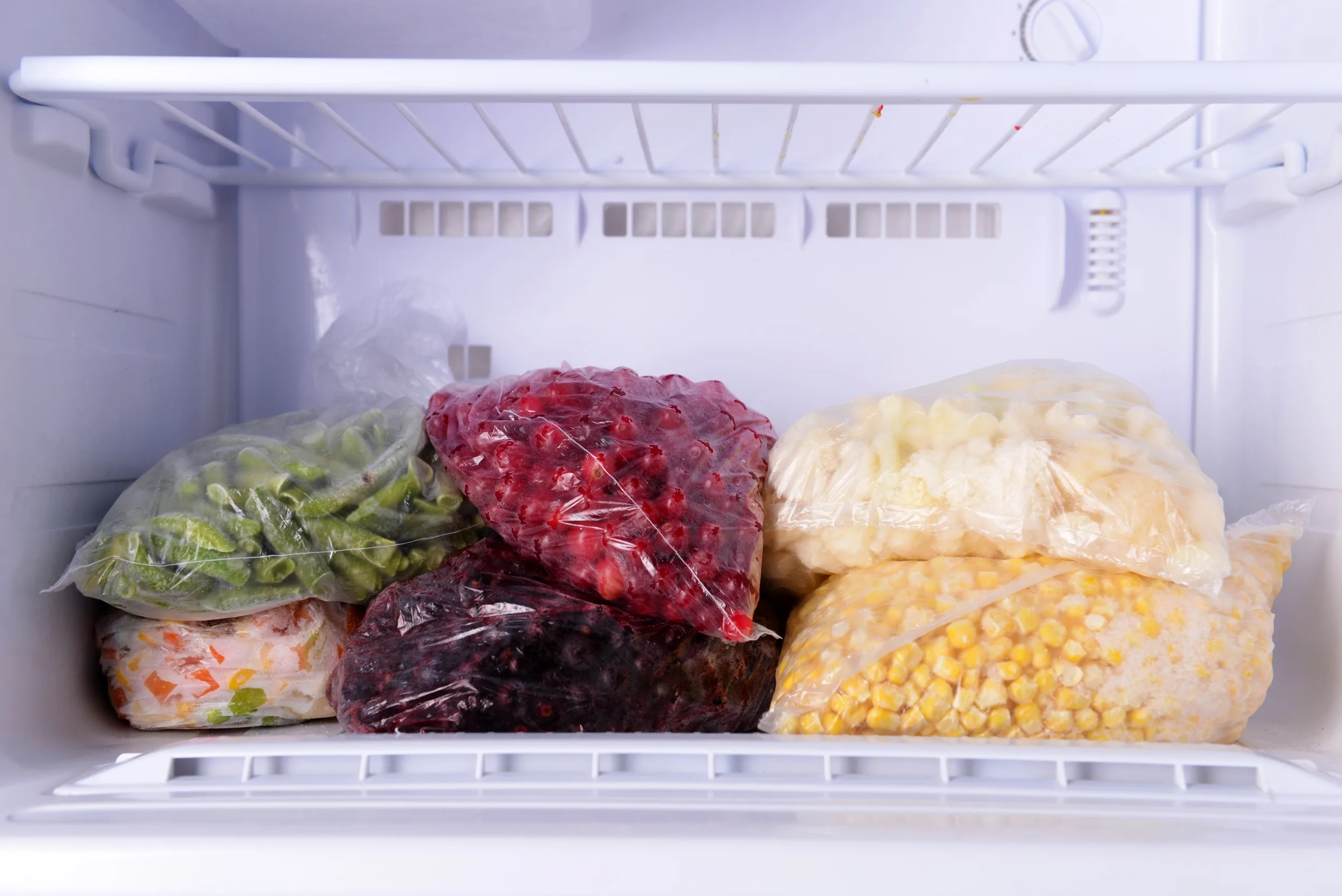 Daudzi pieļauj kļūdu: 10 produkti, kurus nekādā gadījumā nedrīkst sasaldēt, citādi jūs riskējat sabojāt ēdienu