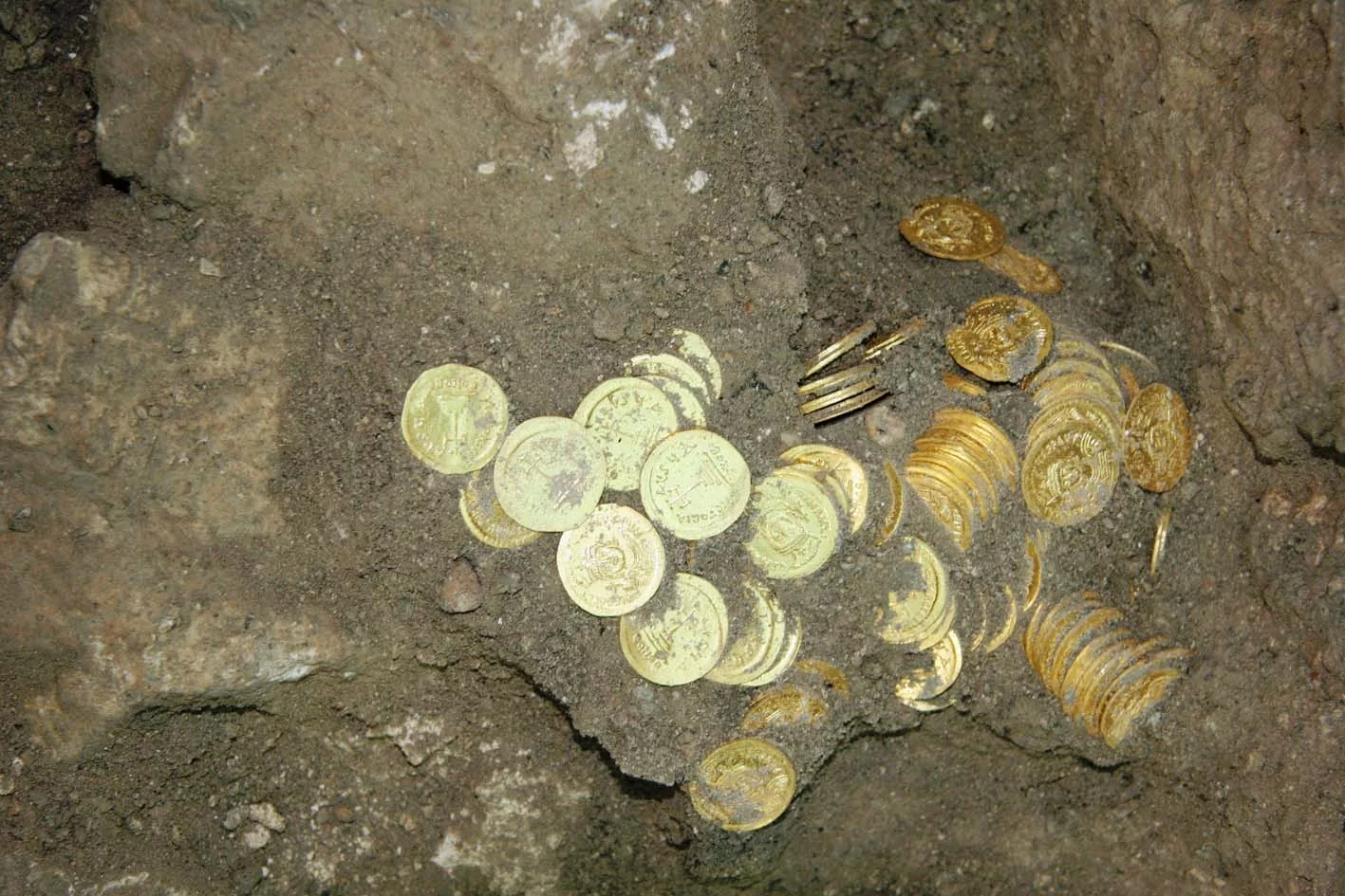 Arheologi bija pārsteigti, atklājot pamestu ciemu ar neiedomājamiem dārgumiem: simtiem neskartu dārgakmeņu un zelta monētu.