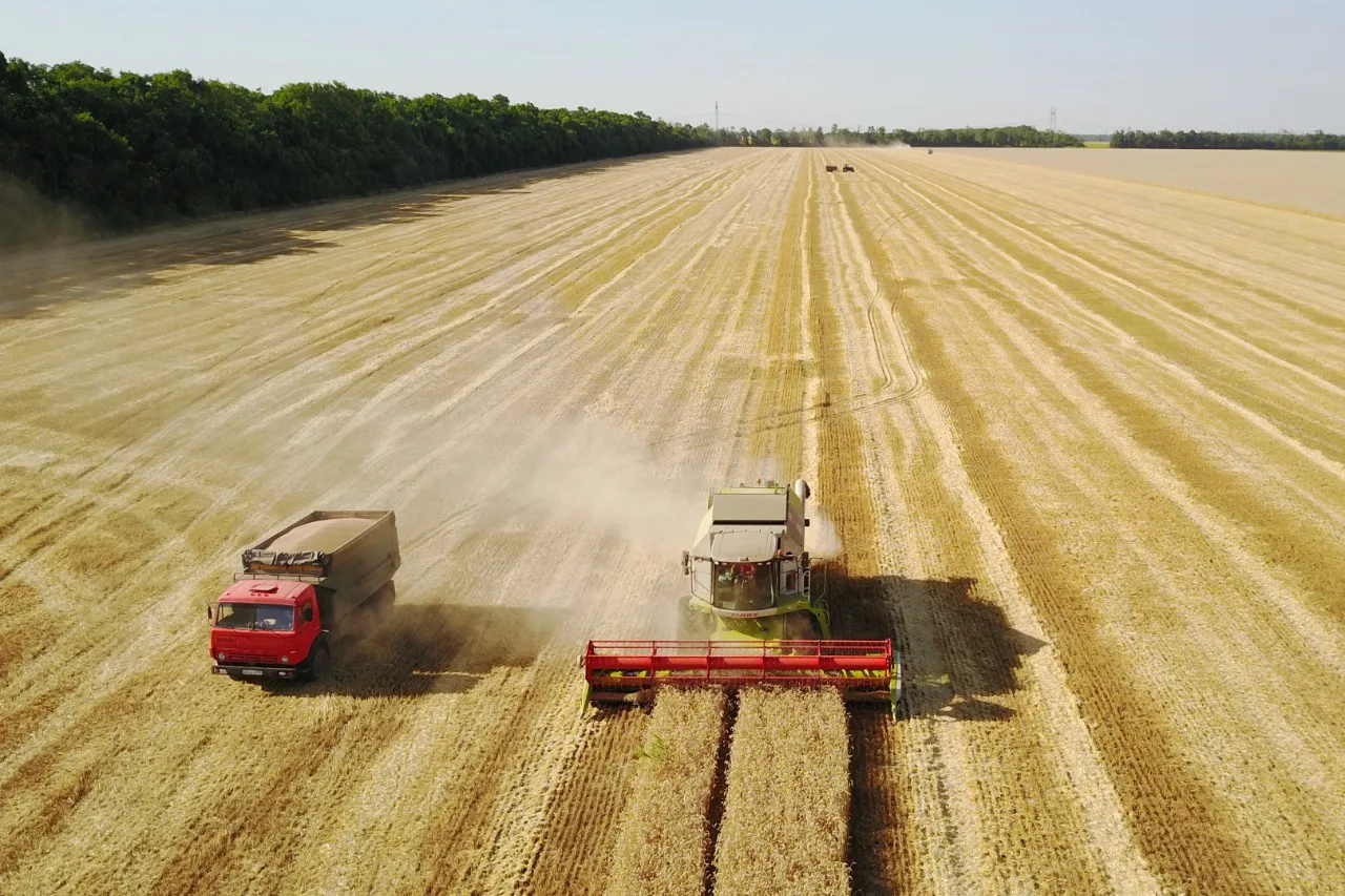 Lauksaimnieks, kurš no kviešu audzēšanas pārgājis uz saules paneļu izmantošanu, tiešraidē stāstīja: „Agrāk es nopelnīju 100 eiro no hektāra, tagad – 1900”.