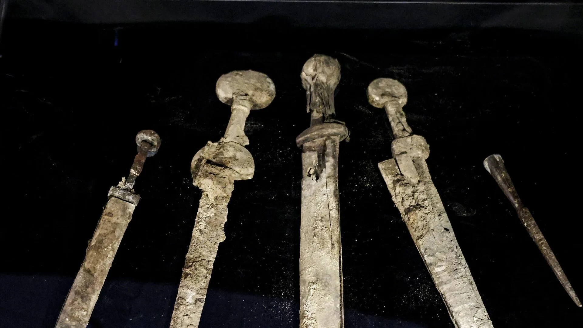 Monumentāls atklājums: amatieris ar metāla detektoru atrod divus Romas impērijas zobenus