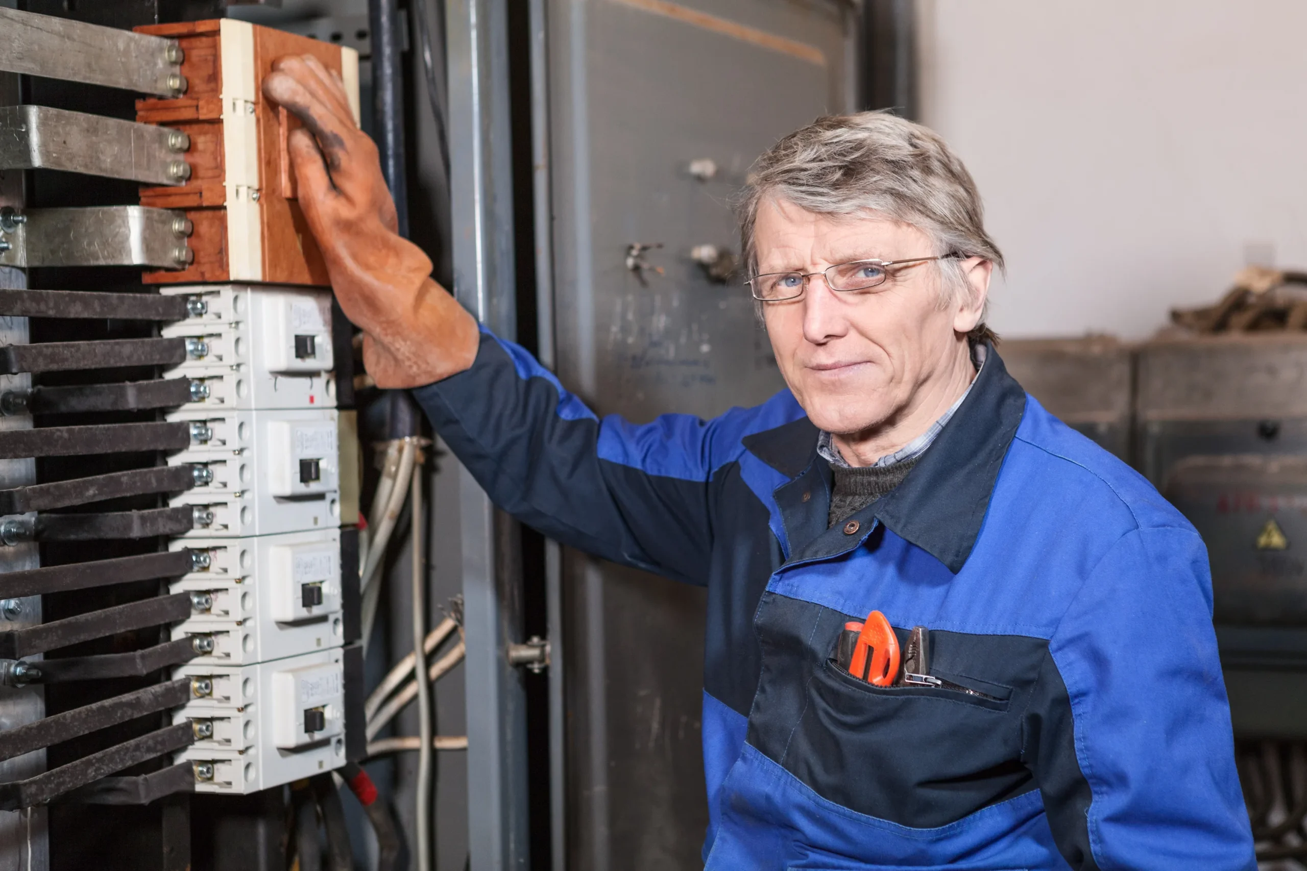 Nealgotais elektriķis strādāja tikpat cītīgi kā algotais darbinieks, taču viņa pensija liecina par pavisam citu situāciju.
