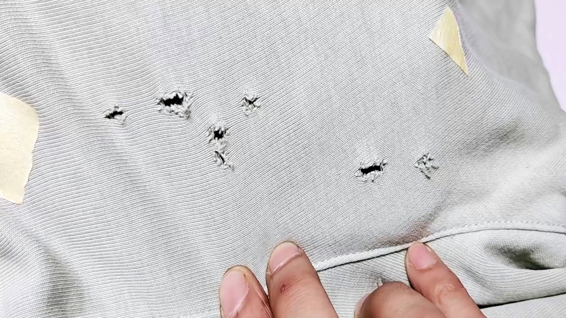 Es izskaidrošu, kā atjaunot apģērbu, kas apdegts ar cigareti: ar šūšanas triku.
