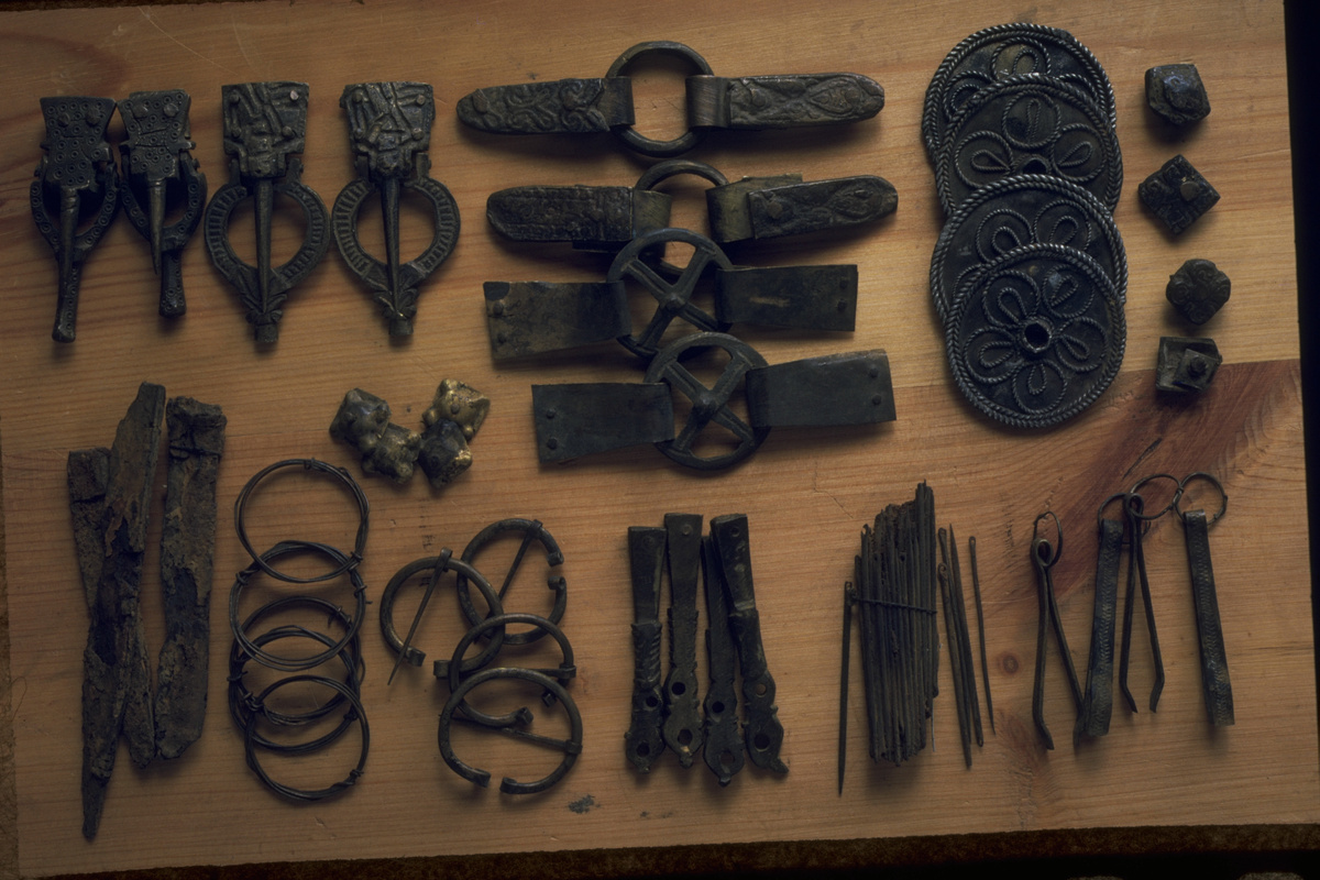 Viņš dodas pa taku ar savu metāla detektoru un atklāj IX gadsimta vikingu ciematu: priekšmetus, kas ir neatsveramas vērtības.