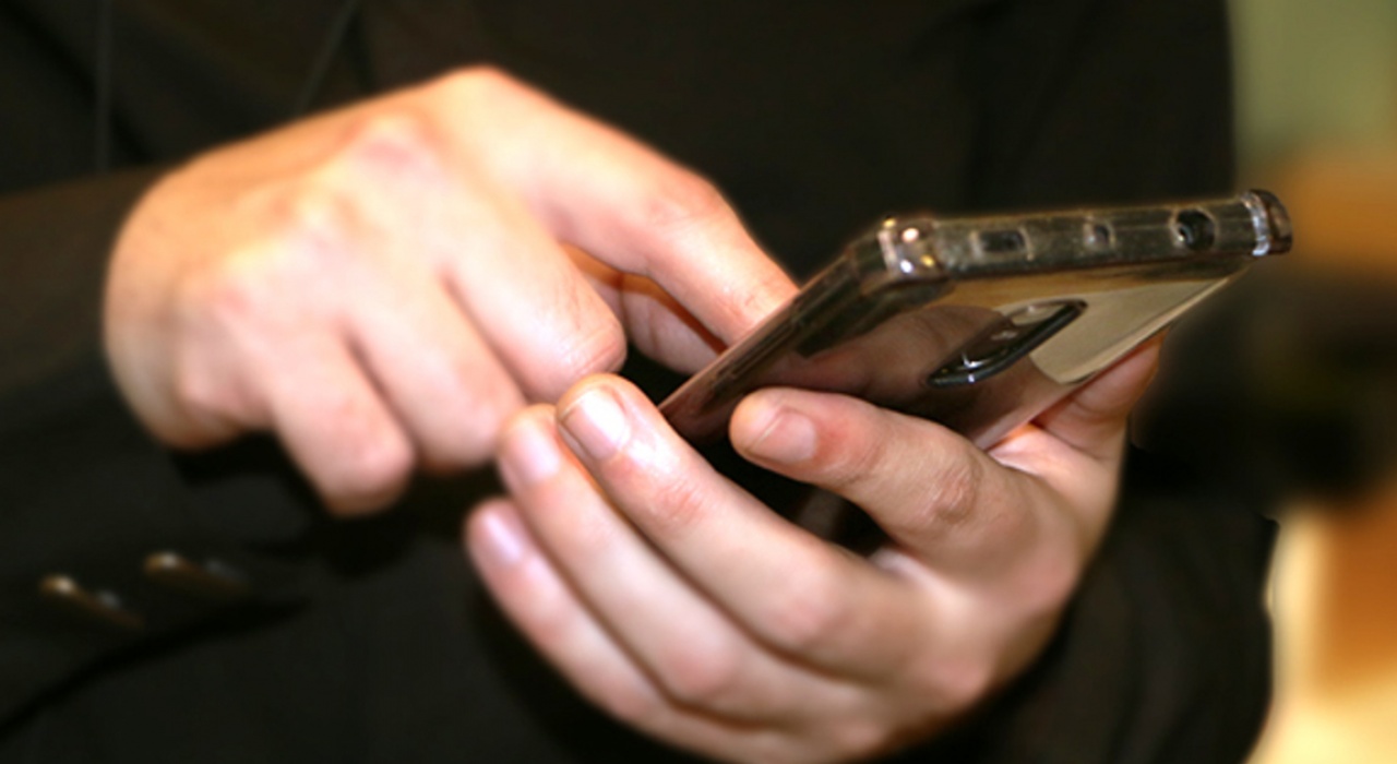 Sešpadsmit cilvēki tika arestēti saistībā ar noziedzīgu tīklu, kas, izliekoties par bankām, ar SMS ziņojumiem izkrāpa vairāk nekā 250 000 eiro.