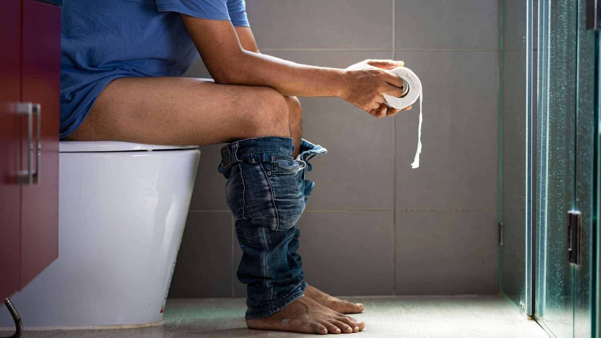 Loterijas biļešu pārdevējs lūdz izmaksāt viņam invaliditātes pabalstu, jo viņam ik pēc divām stundām jāiet uz tualeti. Sociālās apdrošināšanas dienests to noraida, un tiesa pieņem lēmumu.